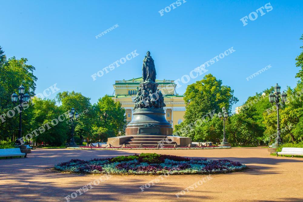 Фотография летнего Санкт-Петербурга с видом на Екатерининский сад и Невский проспект в самом центре города. Снимок передает атмосферу оживленного Петербурга, где историческая архитектура гармонично сочетается с зеленью сада и городской жизнью главной улицы северной столицы. На фотографии можно увидеть известные здания, прогулочные зоны и характерный стиль архитектуры Санкт-Петербурга, привлекающий туристов со всего мира. Теплый летний свет подчеркивает красоту фасадов и уютную атмосферу центра города. Изображение идеально подходит для туристических публикаций, постеров, сувенирной продукции и коллекций фотографий Санкт-Петербурга.